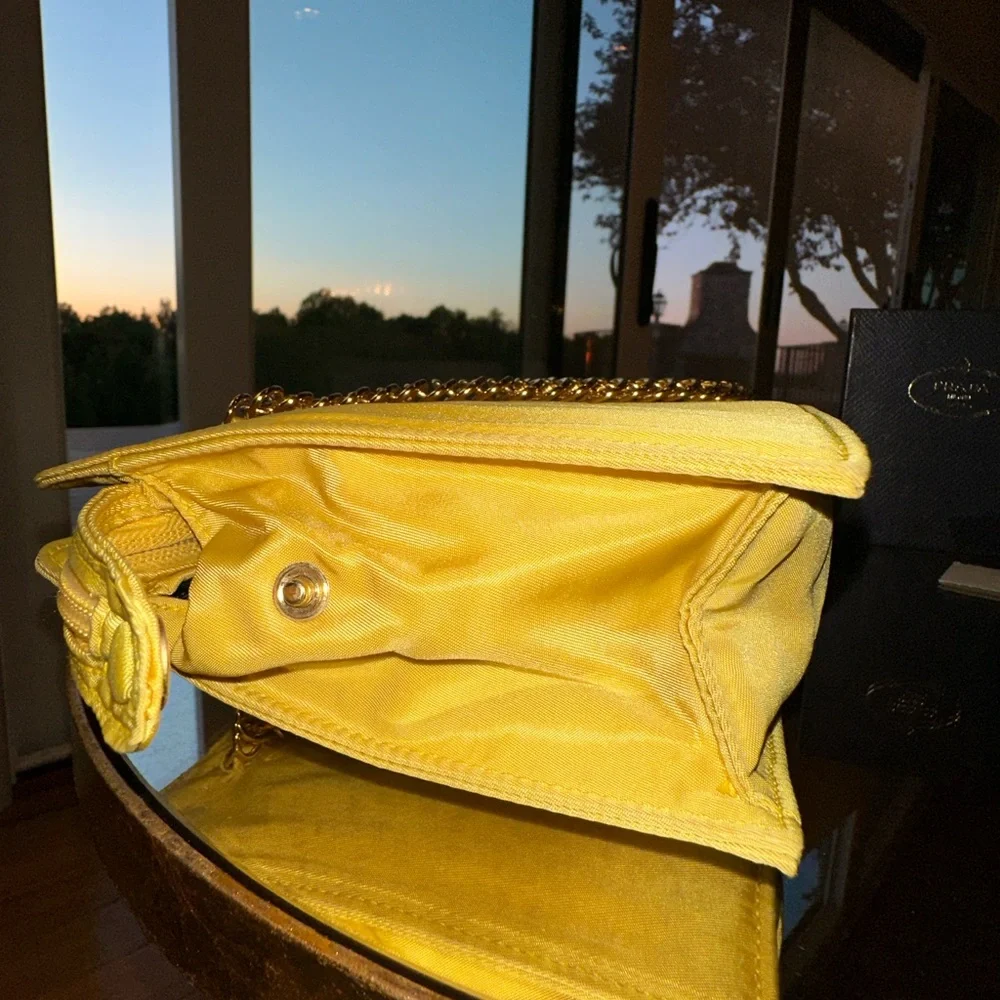 - PRADA Nylon Purse *RARE FIND* - Picture 4 of 7
